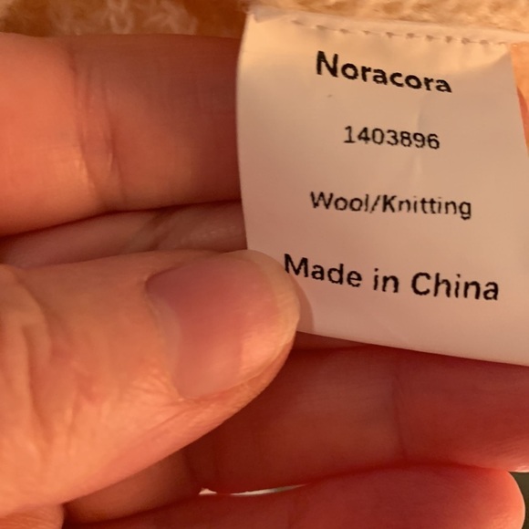 Nora Cora round neck sweater with button detail  NWT 🔴 - Picture 8 of 9